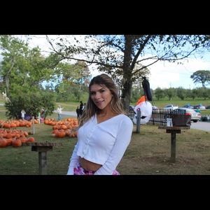 WHITE BUTTON CROP TOP